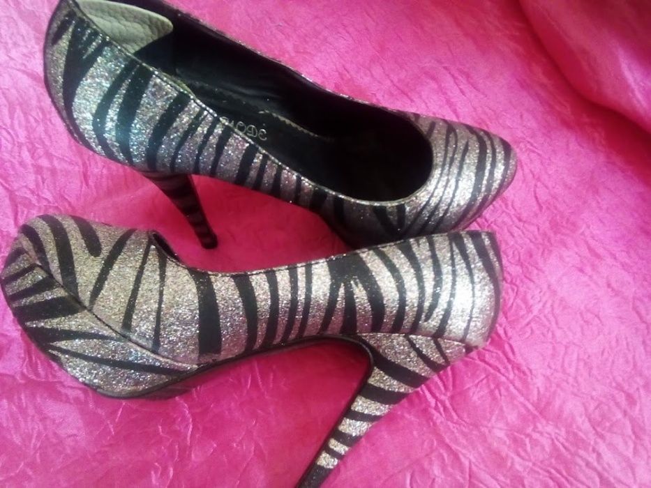 Sapatos de senhora padrão zebra prateado e preto como novos nº:38