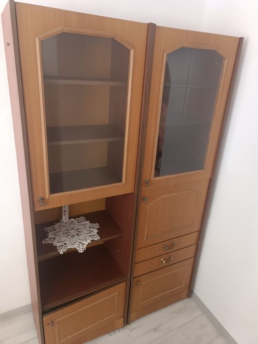 Продам сервант з поличками
