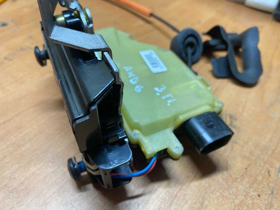 задній правий замок механізм дверей Ауді А4 Б6