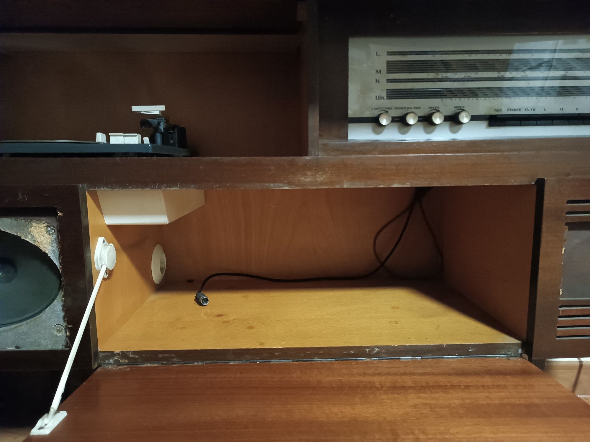 Móvel antigo com giradiscos e rádio