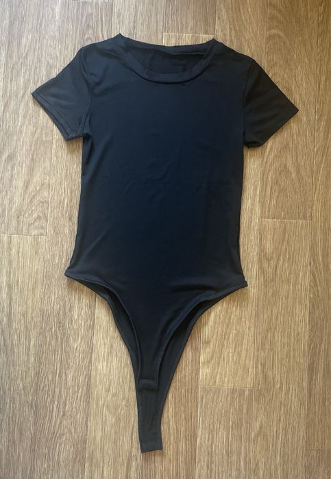 Футболки, обтягуючі боді в стилі Skims