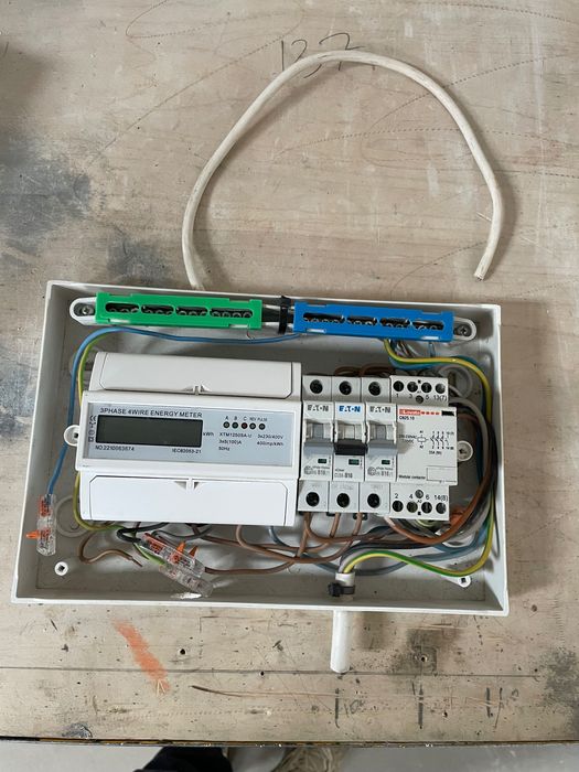 Skrzynka elektryczna z licznikiem stycznikiem  i zabezpieczeniem