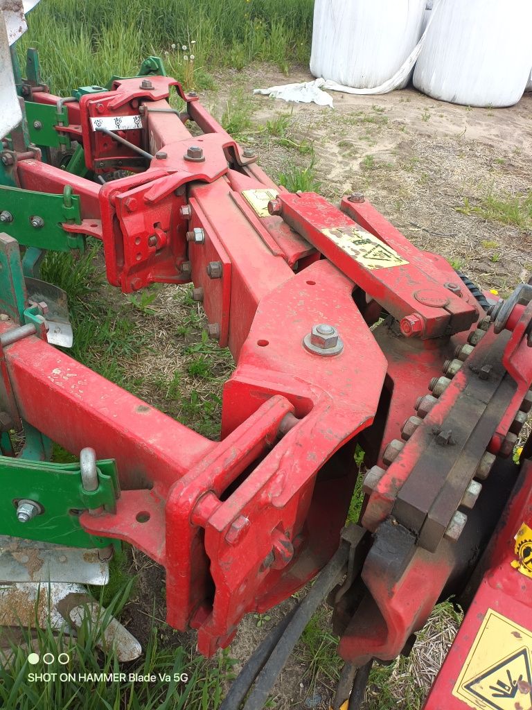 Pług Kverneland Vario EG 85 obrotowy.