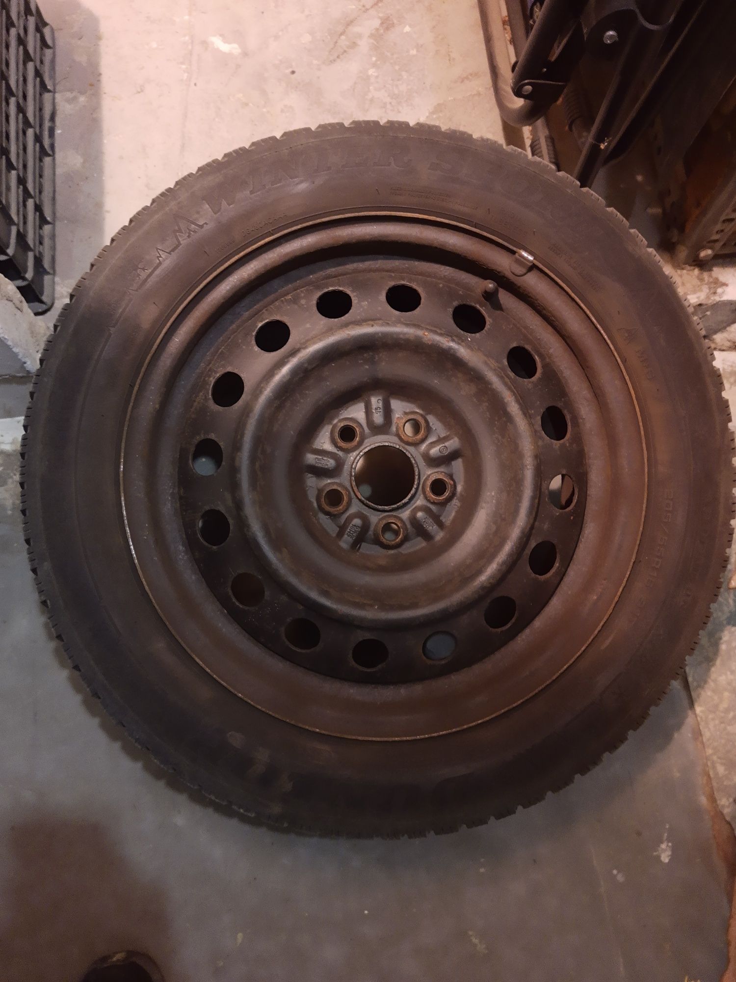 Felgi stalowe z oponami zimowymi Dunlop 205/55 R16 5x100 Toyota