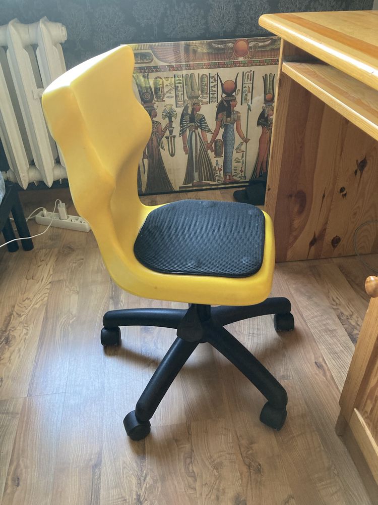 Biurko sosnowe i krzesło