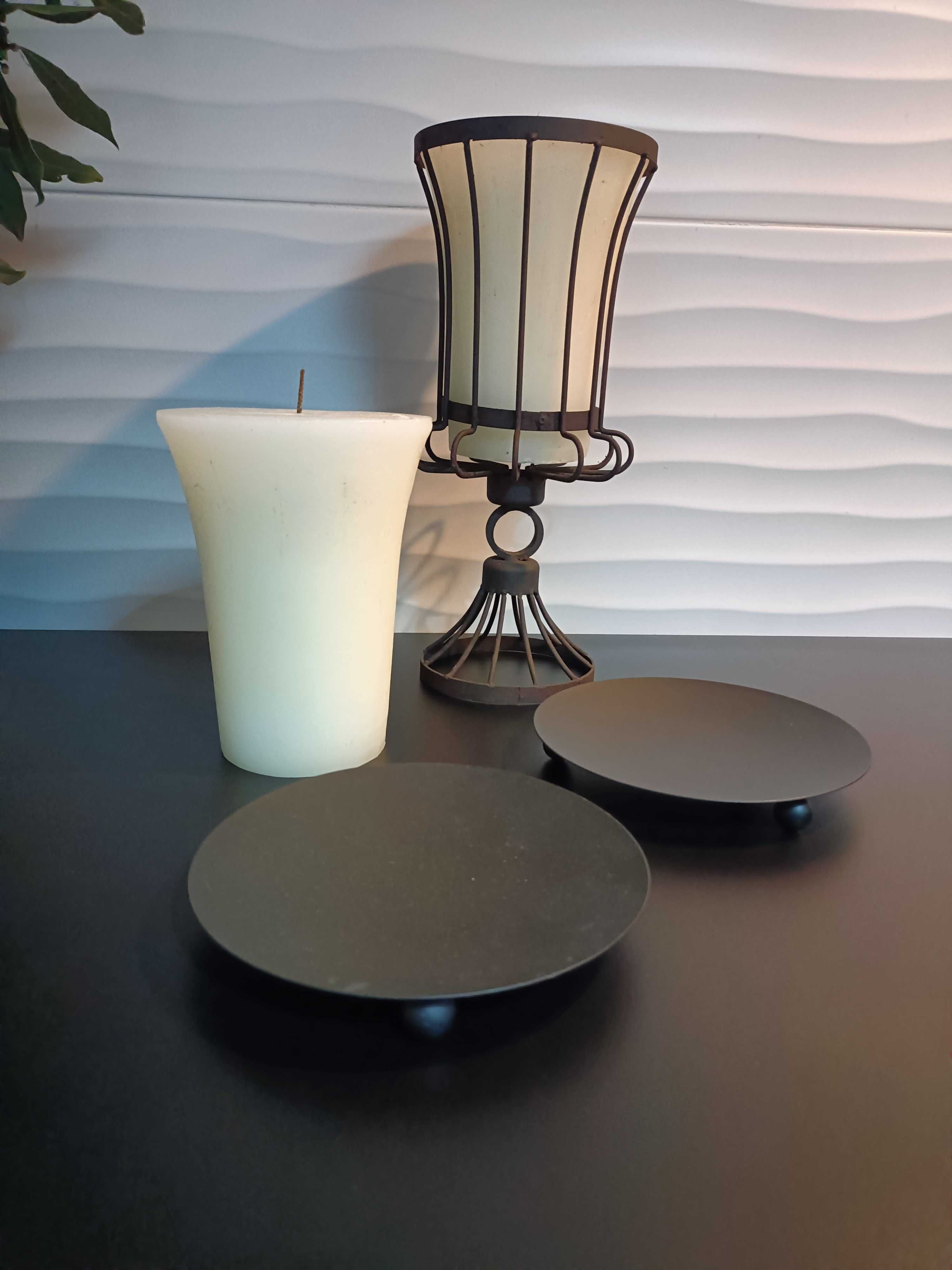 Castiçal em ferro com 2 velas e suportes para velas