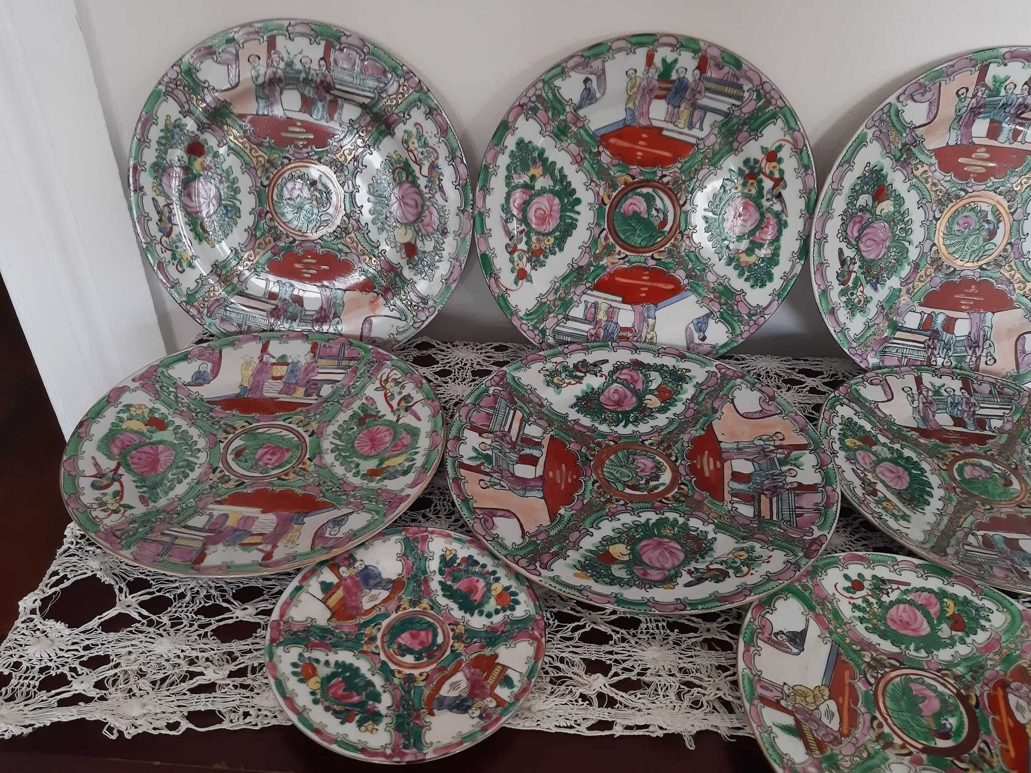 Lote de 8 Pratos decorativos em Porcelana pintados à mão