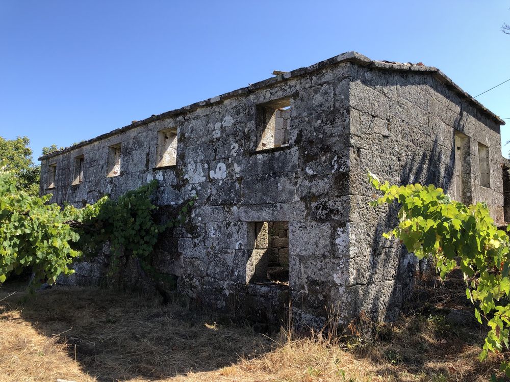 Duas Casas de Habitação, em Pedra, para Reconstruir