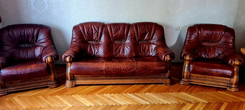 Шкіряний диван з дубовою основою та крісла