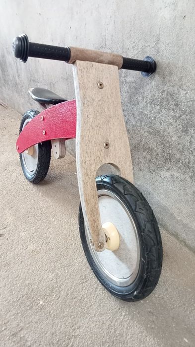 Bicicleta antiga de madeira para criança