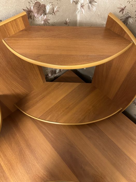 Кутовий компʼютерний стіл