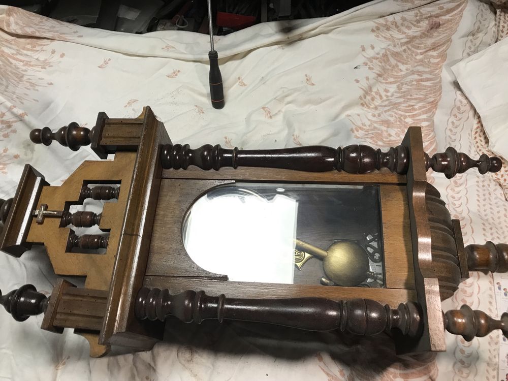 Stary drewniany zegar nakrecany sprawny