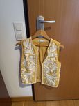 Colete amarelo zara com bordados brancos