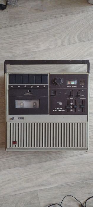 Касетний магнітофон радянський