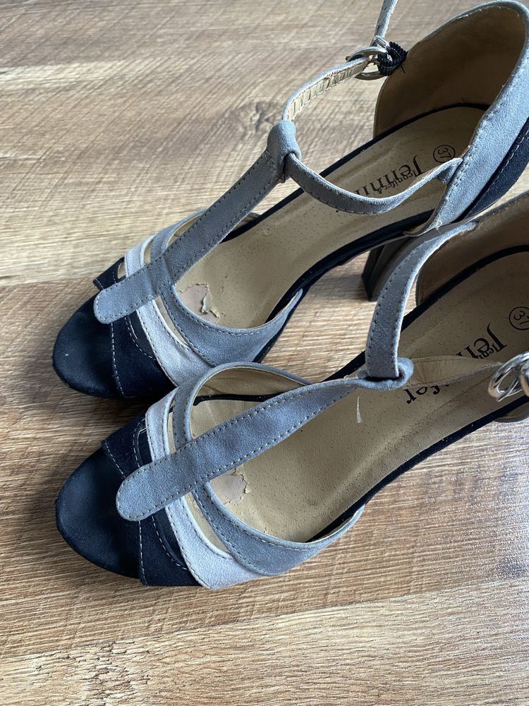 Czarno szare buty odkryte na obcasie