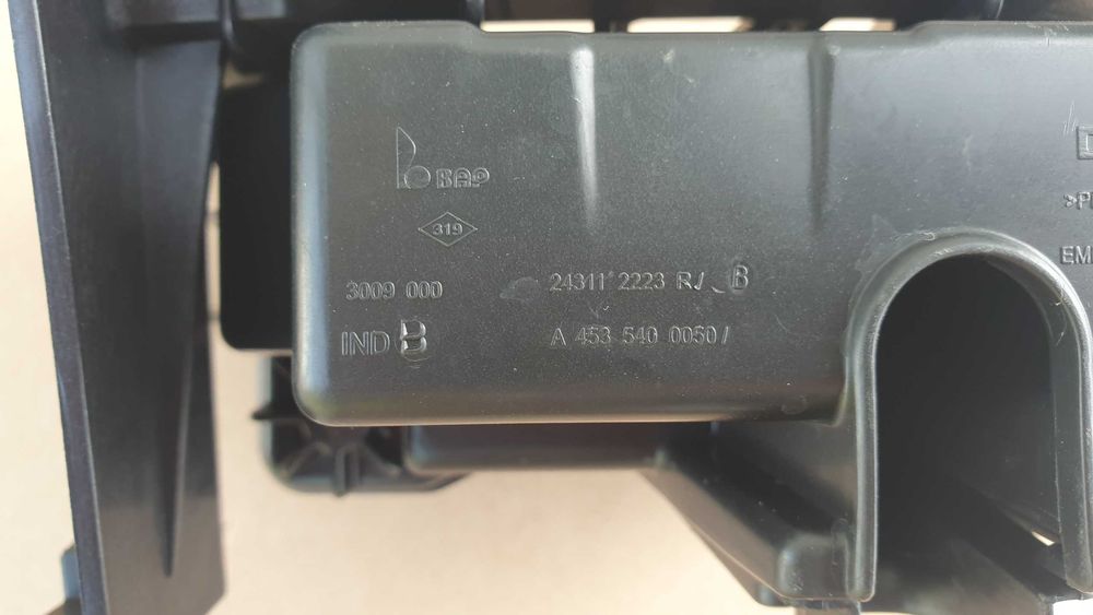 Renault Twingo III 3 rura obudowa puszka bezpieczników