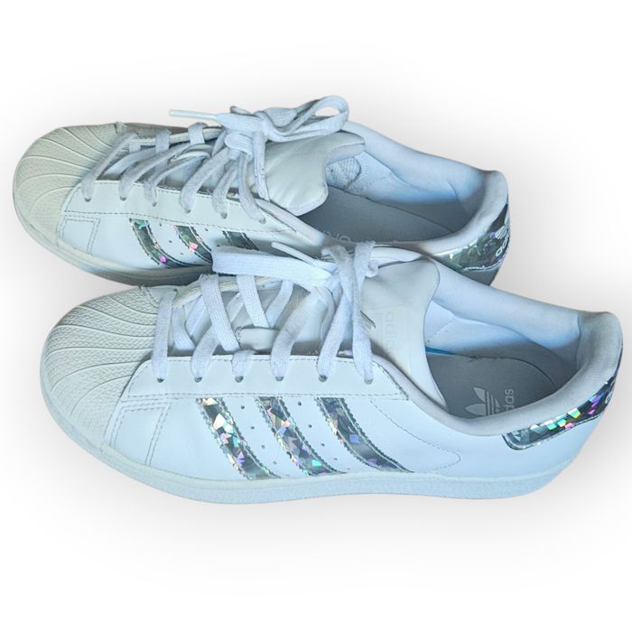 Białe sneakersy Adidas Superstar z holograficznymi paskami