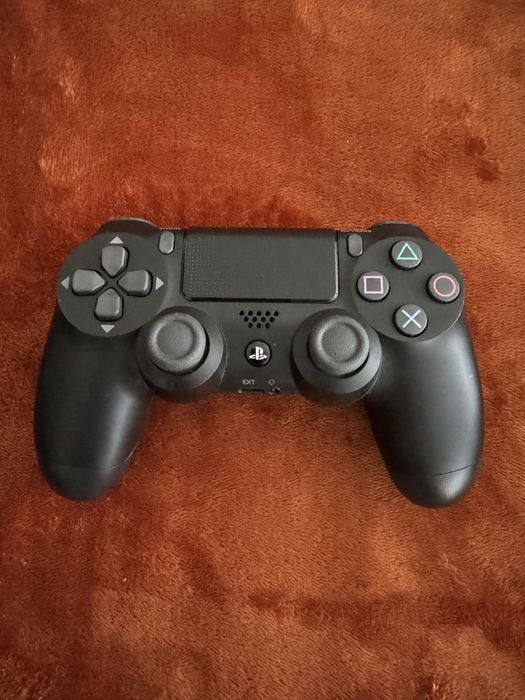 PlayStation 4 500GB + 2 comandos + 6 jogos + estação de carregamento