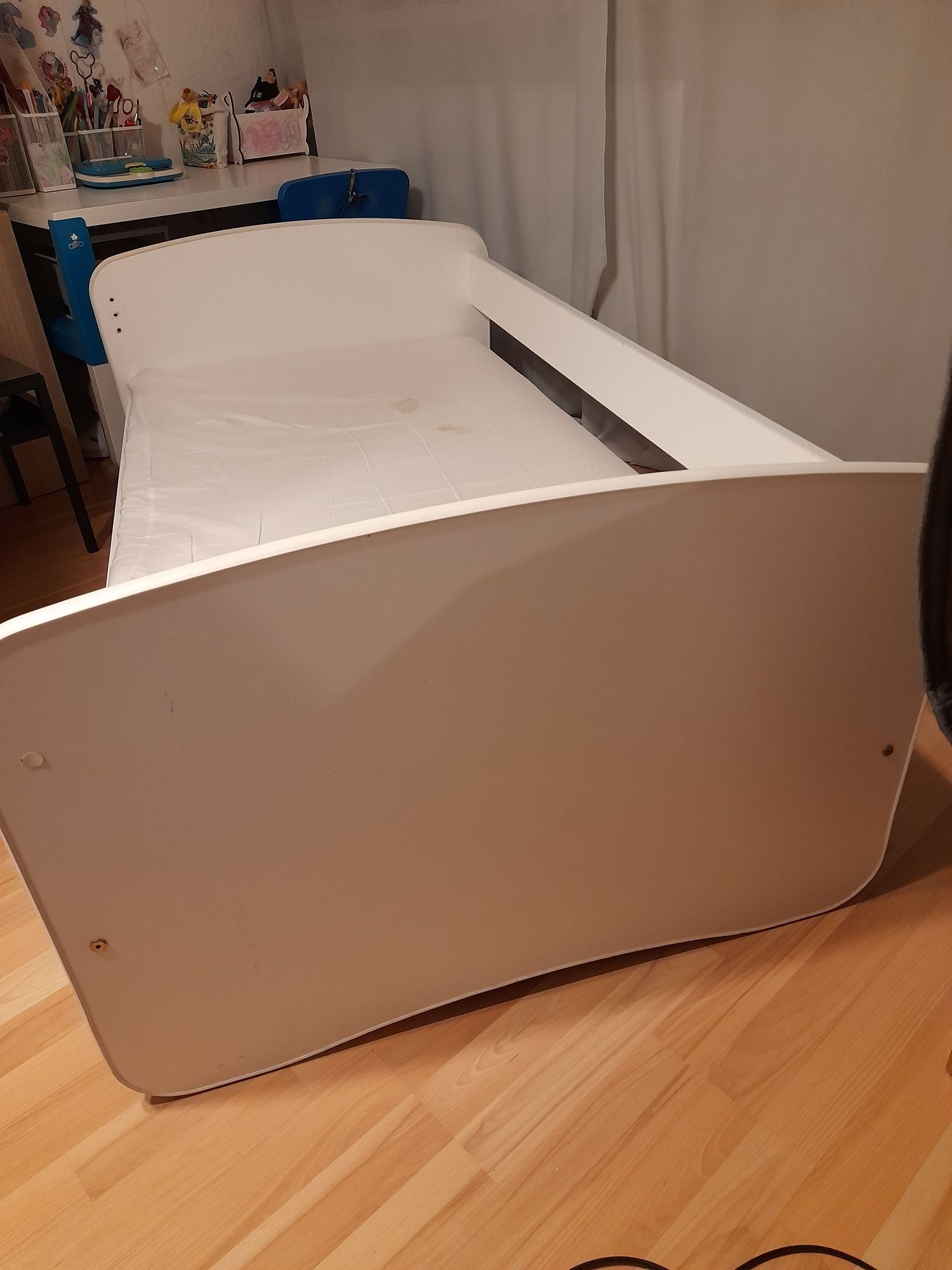 Łóżko dla dziecka z szufladą, materacem i prześcieradłami