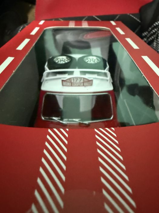 Vendo mini cooper rally escala 1/18 em caixa