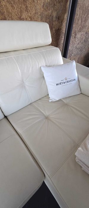 SOFÁ EM COURO BEIGE - MODERNO, CONFORTÁVEL E ELEGANTE