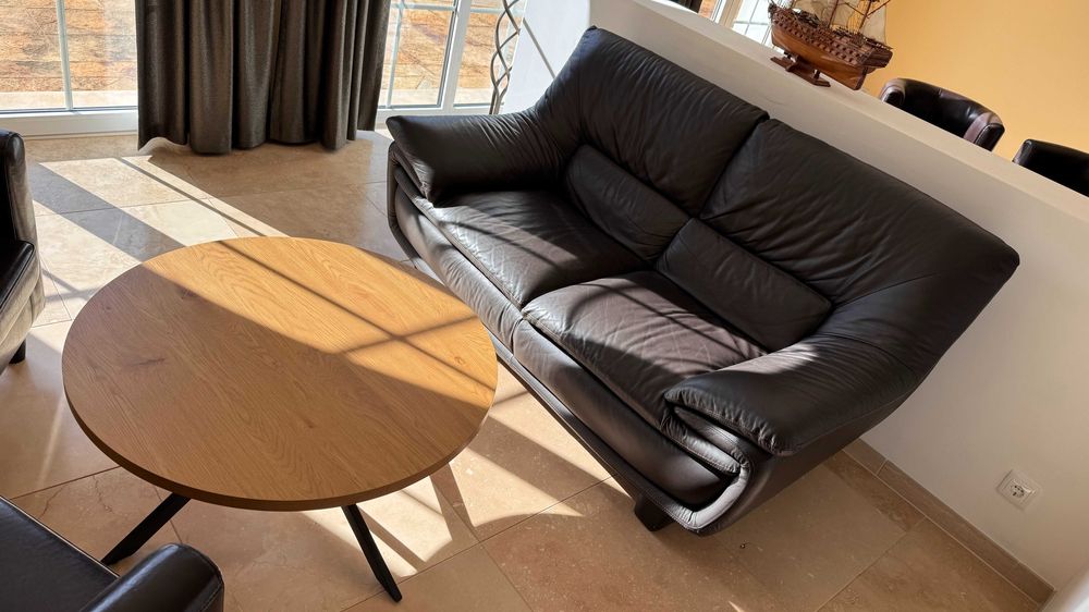 2 sofás de couro legítimo à venda com 2 mesas.