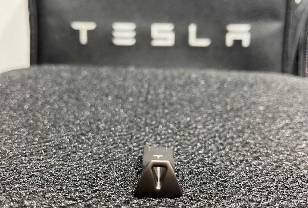 USB-флешка Tesla 128GB | Оригінал | Dashcam / Sentry | Б/у