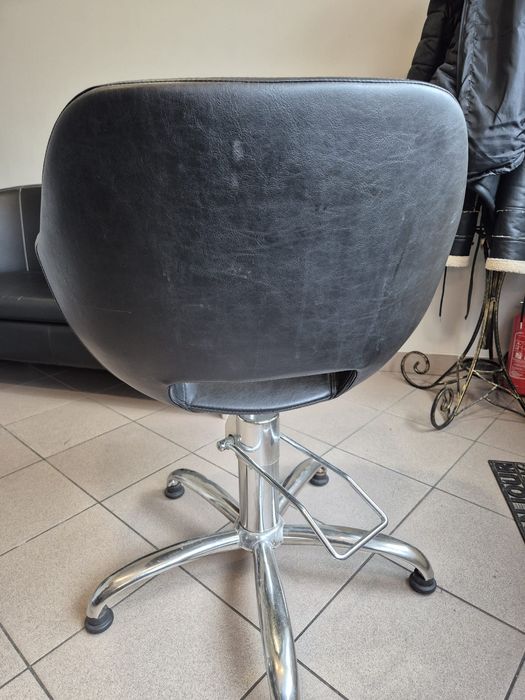 Sprzedam 2 fotele fryzjerskie