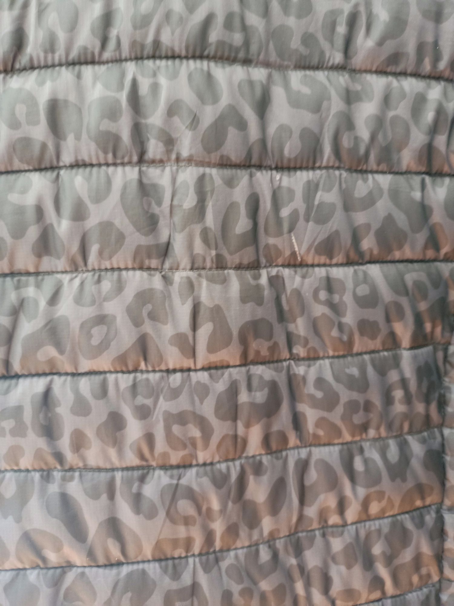 Lekka pikowana kurtka h&m rozmiar 140 cętki pantera na wiosnę