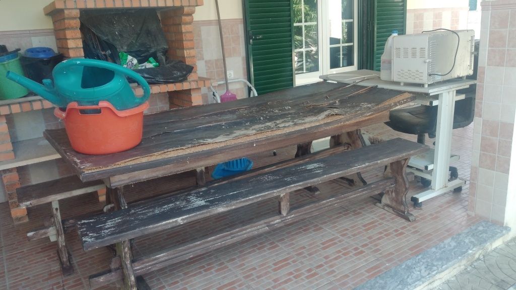 Vendo mesa de madeira com bancos corridos em conjunto com +artigos!!!!