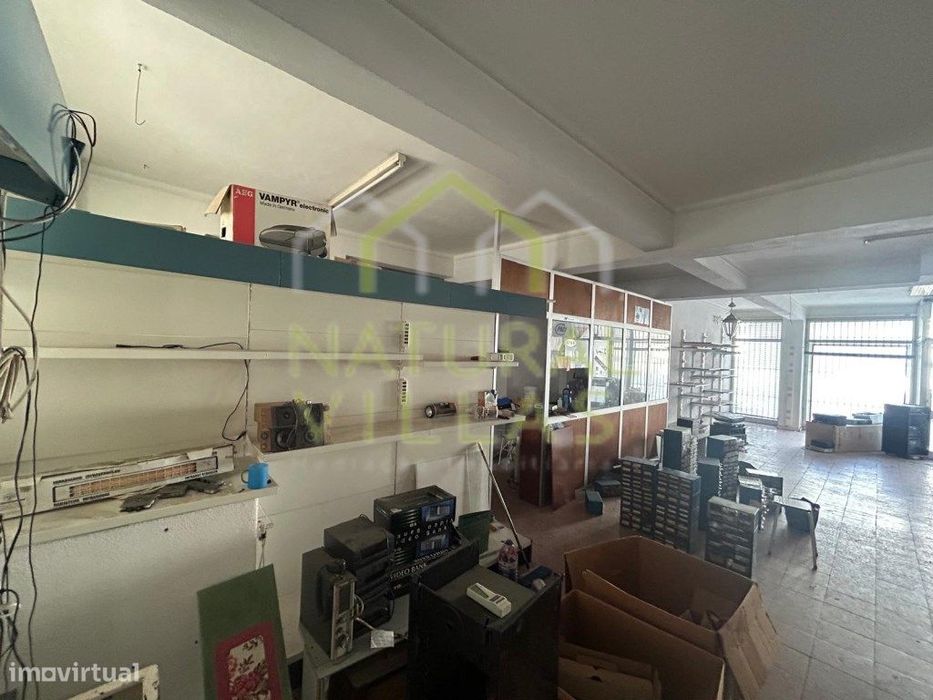 Loja rés do chão e cave a 500m do Centro de Loulé