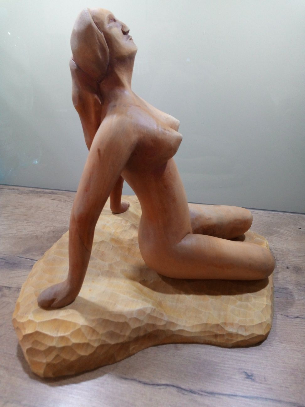 Drewniana rzeźba kobiety.