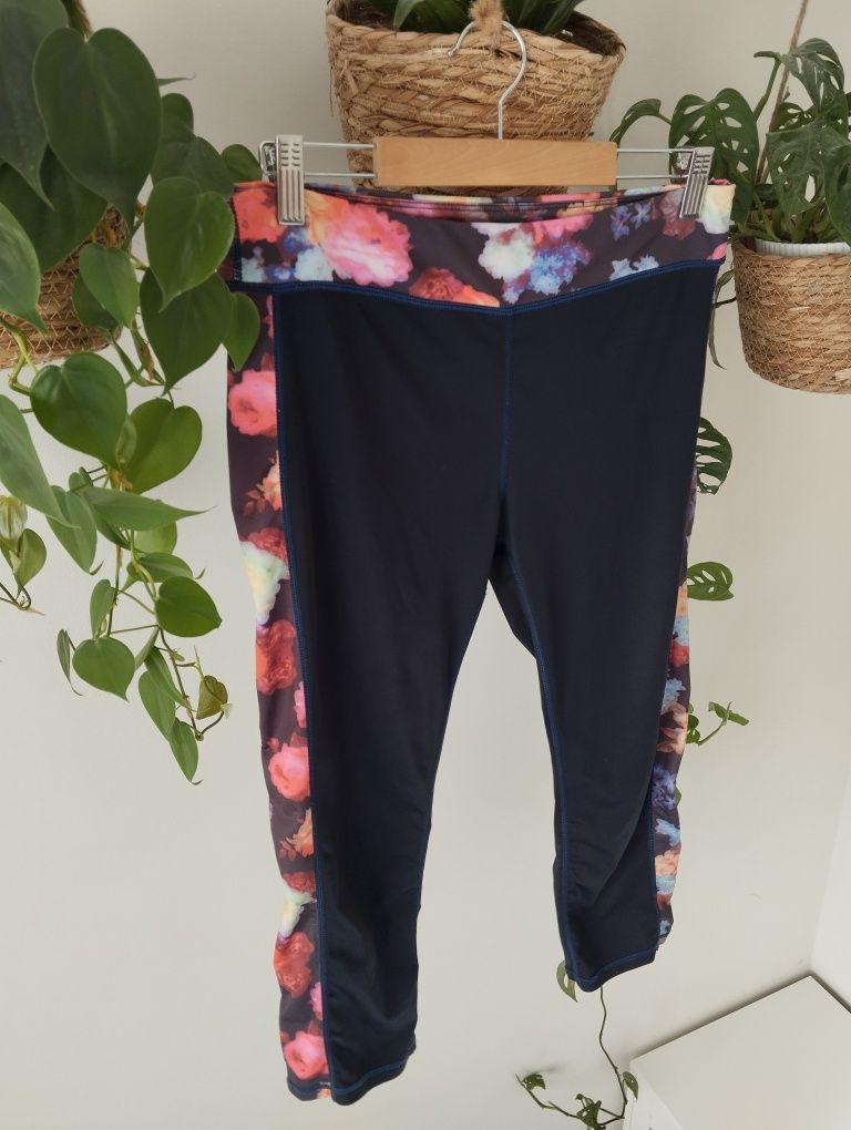 Legginsy sportowe, treningowe, do biegania 3/4 czarne, w kwiaty r. L 4