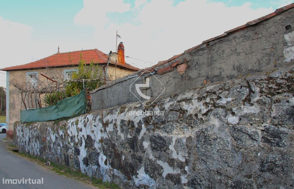 Propriedade murada com conjunto de casas em pedra para recuperar+ anex
