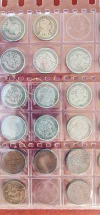 16 moedas de 50 centavos, prata e bronze.