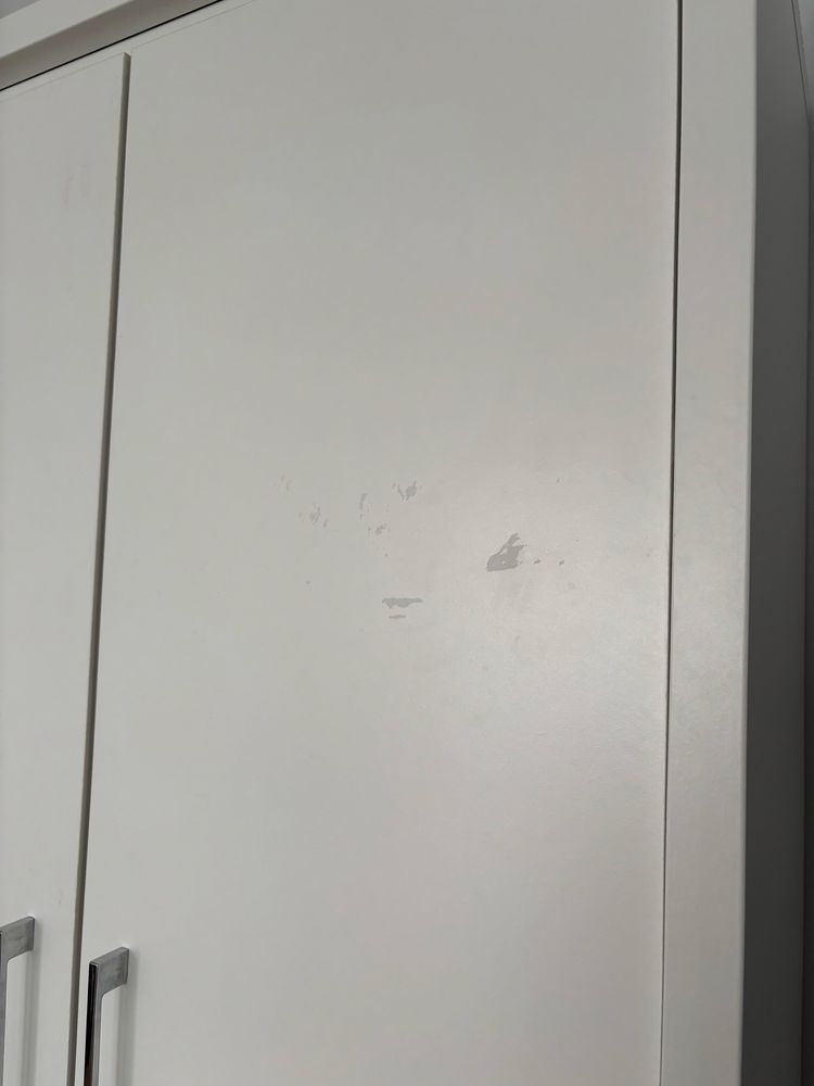 Biała szafa z szufladami