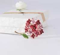 Broszka kwiat bzu kolor bordo jasny róż z kryształkami