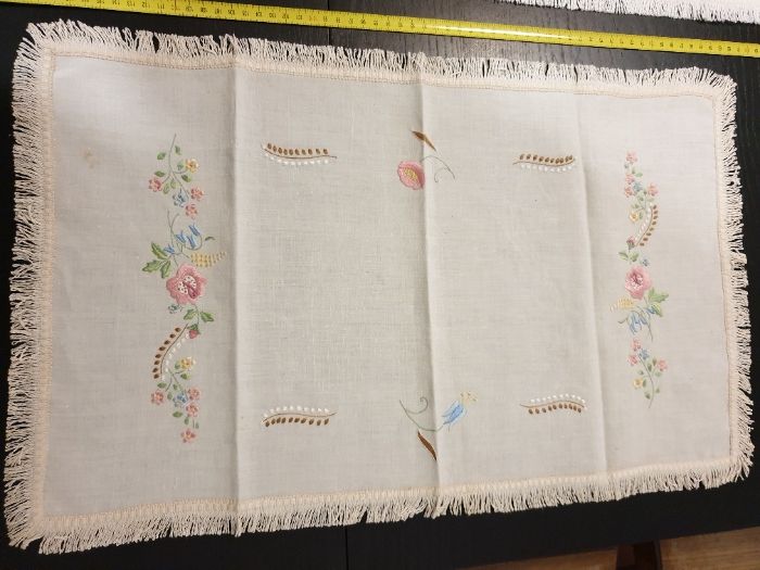 Panos bordados antigos para decoração de mesas