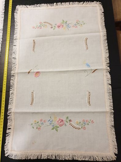 Panos bordados antigos para decoração de mesas