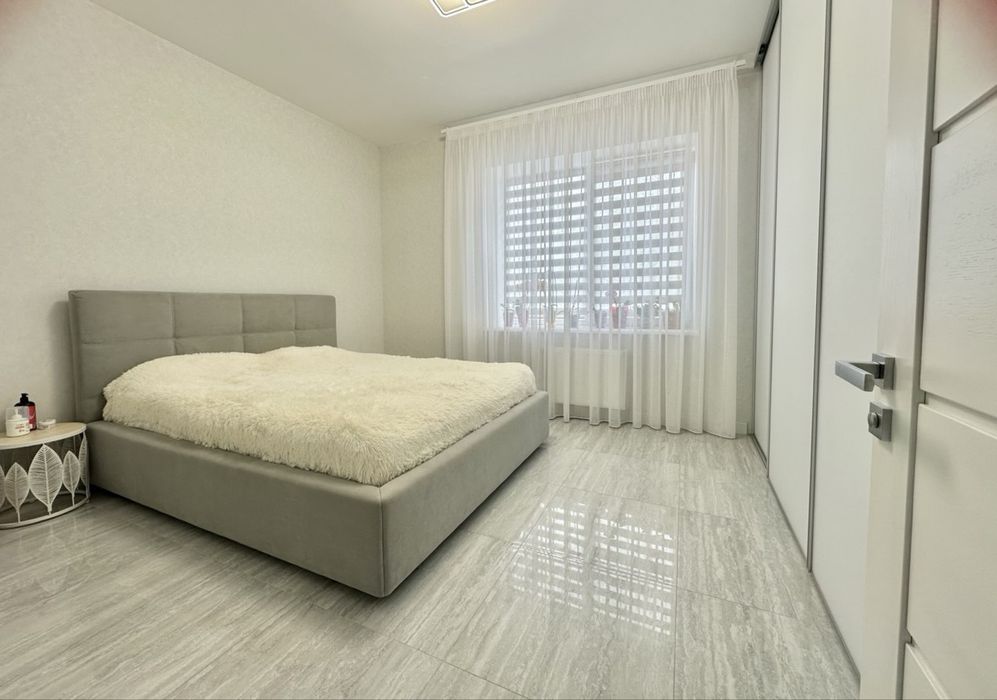 Новий Будинок з сонячними панелями, в кінці Роменскої