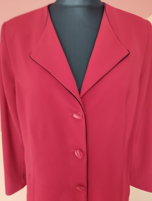 Czerwony żakiet ze spódnicą i spodniami