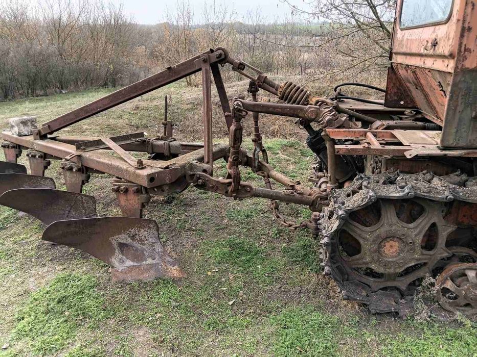 Трактор ДТ 75 с плугом