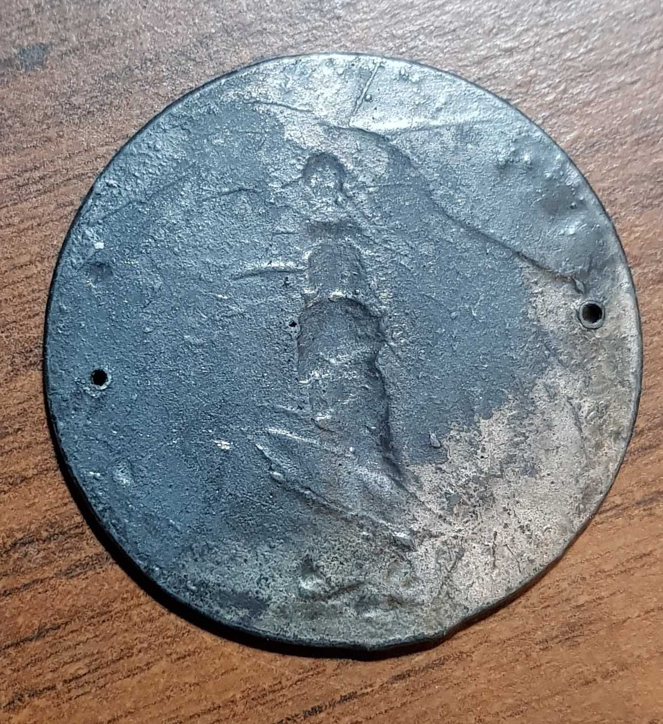 Plakieta z łacińskim napisem Matka Boska