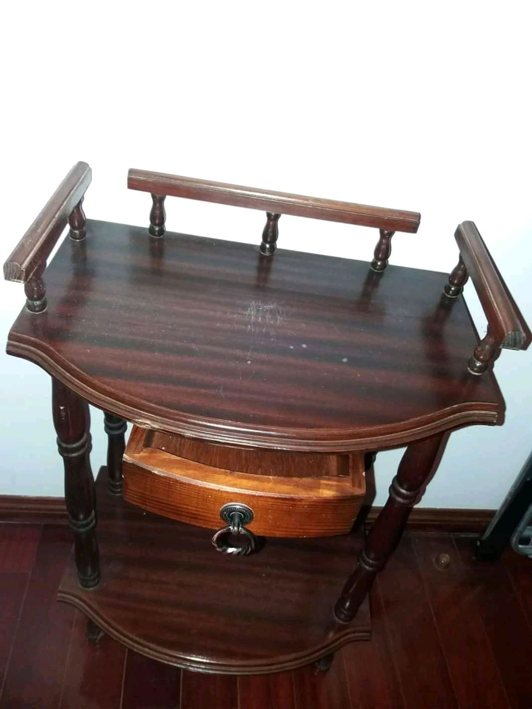 Mesa antiga com gaveta