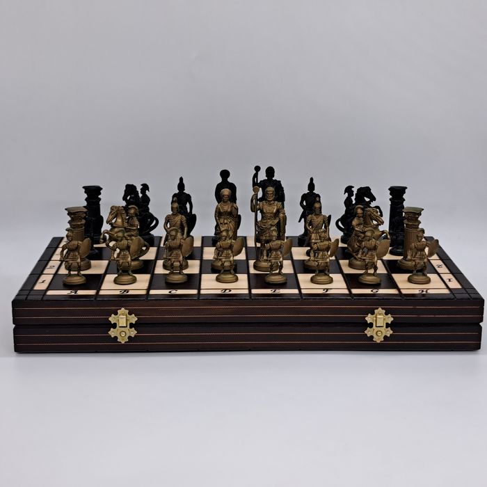 Шахи Спартанські. Дерев'яна дошка, пластикові фігури. 49х49см Шахматы