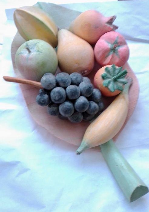 Fruteira em madeira em forma de folha com 8 frutos