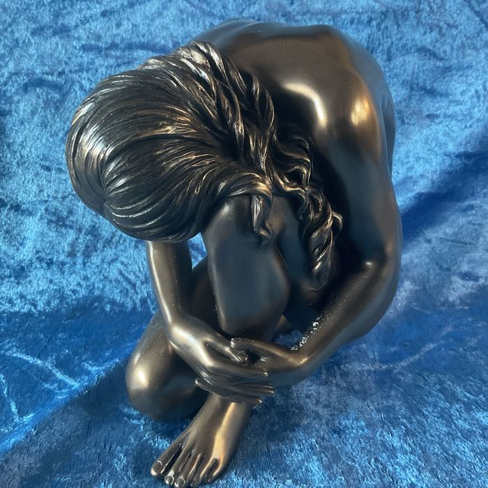 Escultura femenina em cold cast bronze finnish alt,16 cm