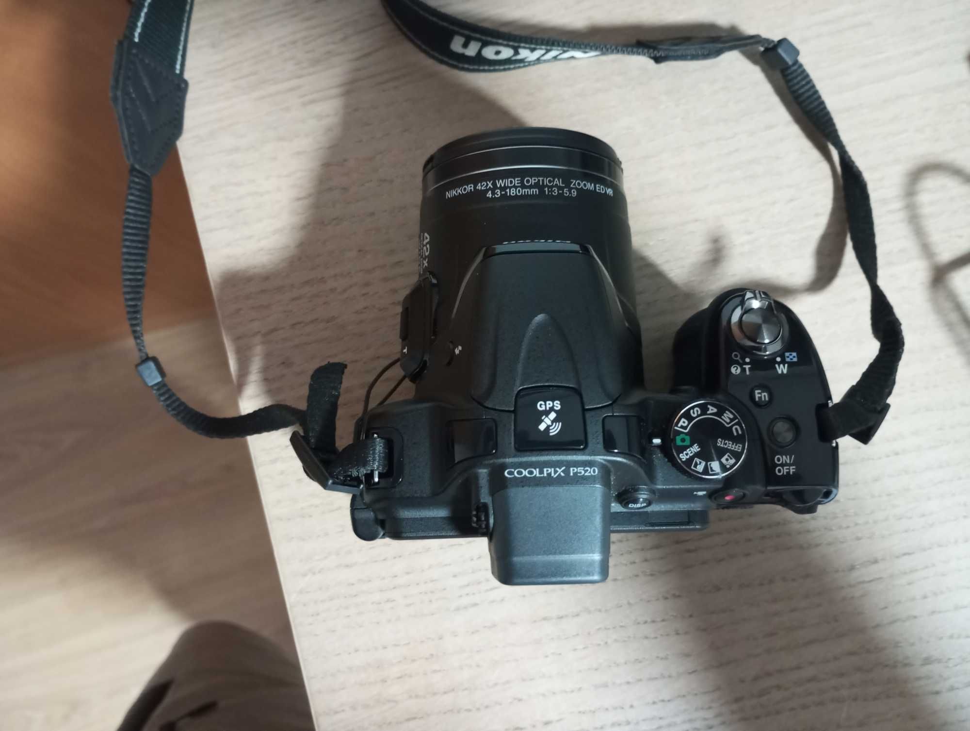 Câmera Nikon Coolpix P520 + Bolsa + Acessórios–Para Peças ou Reparação