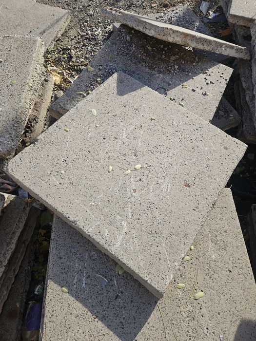 Бетоні плити, армовані 100*100*9, близько 120 штук