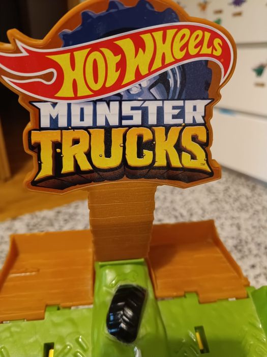 Hot wheels monster truck zjeżdżalnia, stok,